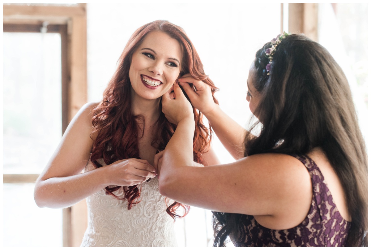 Whimsical Woodland Fall Wedding at mountain memories at thorpewood in thurmont maryland in october by sarah & dave photography richmond wedding photographer bridesmaid helping bride get ready getting ready photo inspiration