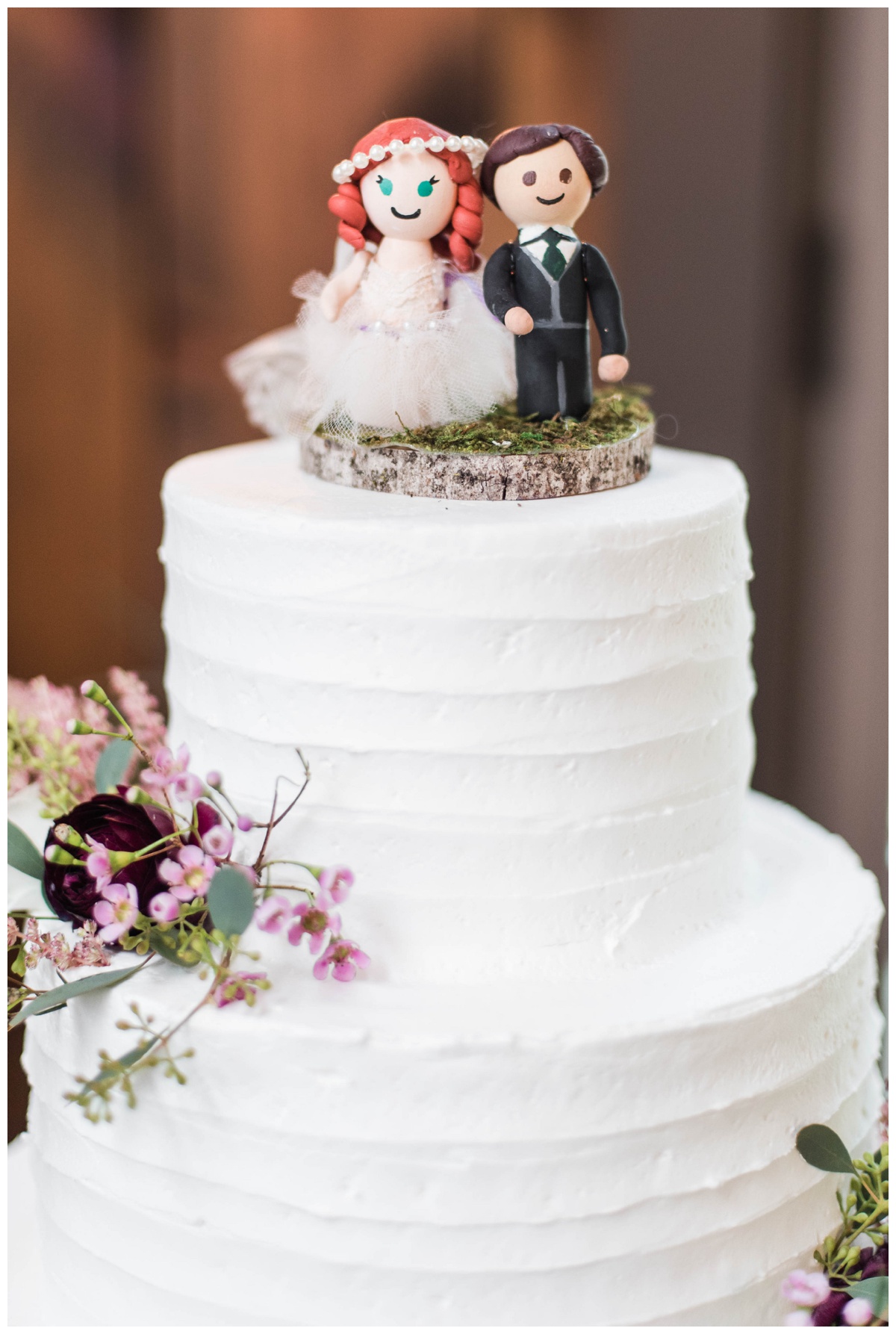 Whimsical Woodland Fall Wedding at mountain memories at thorpewood in thurmont maryland in october by sarah & dave photography richmond wedding photographer woodland forest inspired wedding cake three tiered photo inspiration 