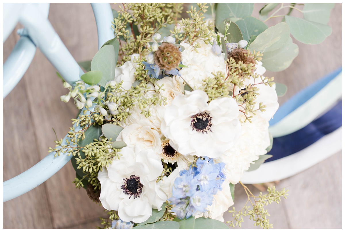 shades of blue wedding inspiration at quirk hotel in richmond virginia by rva wedding photographer sarah & dave photography wedding ring trio suite with geode display richmond jeweler and wedding bridal bouquet blue light blue floral flower arrangement