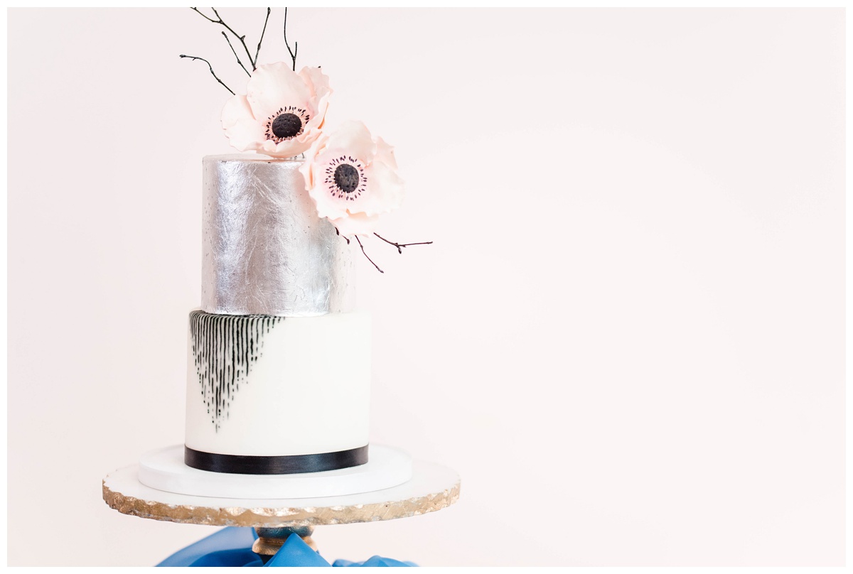 shades of blue wedding inspiration at quirk hotel in richmond virginia by rva wedding photographer sarah & dave photography richmond wedding cake bakery black and silver modern wedding cake design